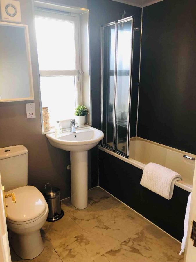 Two Bedroom House In Central ポートリー エクステリア 写真